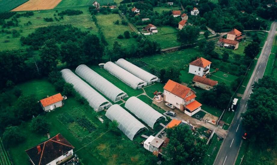 Jak hale namiotowe wspierają przechowywanie maszyn rolniczych?