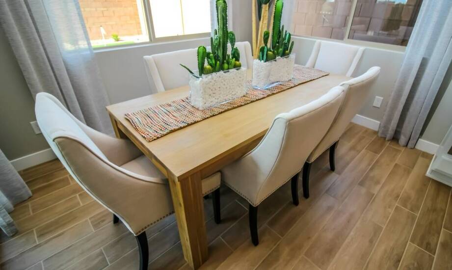 Jak poszewki na poduszki ozdobne mogą wpłynąć na wygląd jadalni?