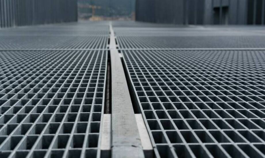 Zastosowanie sklejki antypoślizgowej w budowie scen – bezpieczeństwo i funkcjonalność