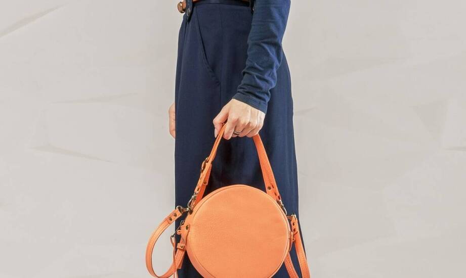 Poradnik: jak łączyć klasyczne sukienki z modnymi dodatkami?