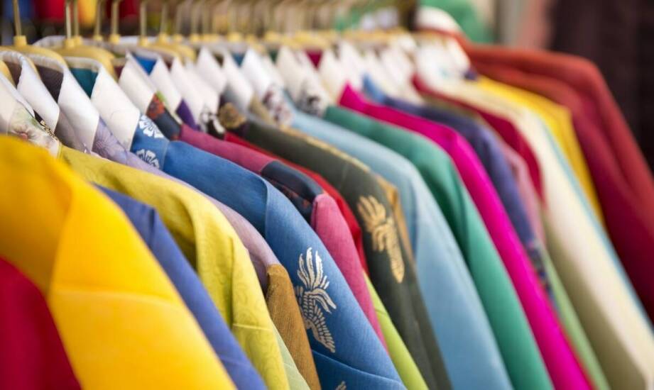 Dresy damskie - jak wybrać odpowiednie kolory i wzory do swojej kolekcji?