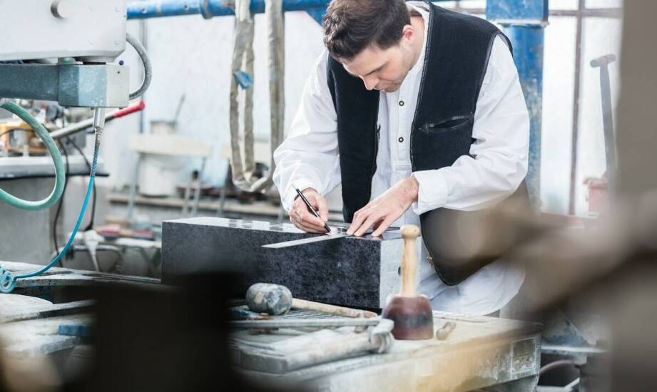 Proces personalizacji zdjęć nagrobkowych – od projektu po realizację