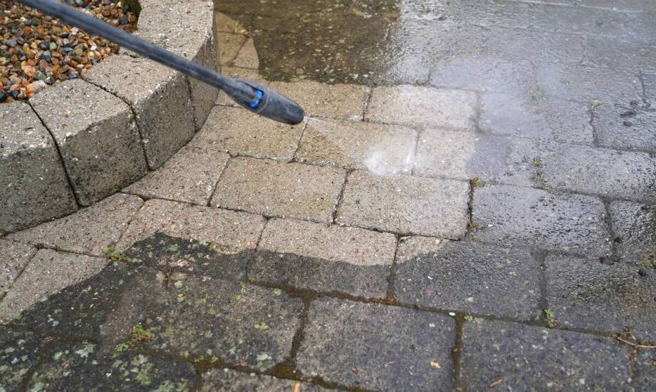 Profesjonalne podejście do usuwania śladów po oponach z kostki brukowej