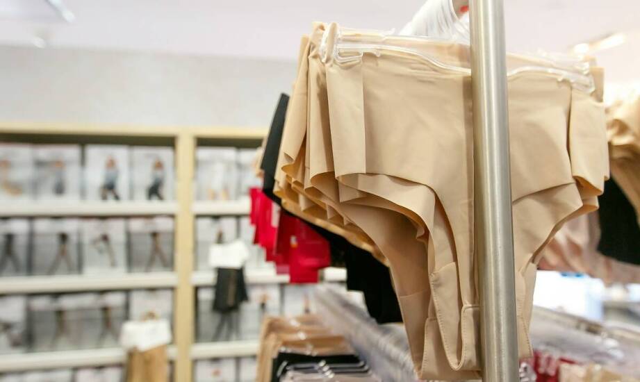 Dresy damskie - jak zwiększyć ich atrakcyjność w oczach klientek?