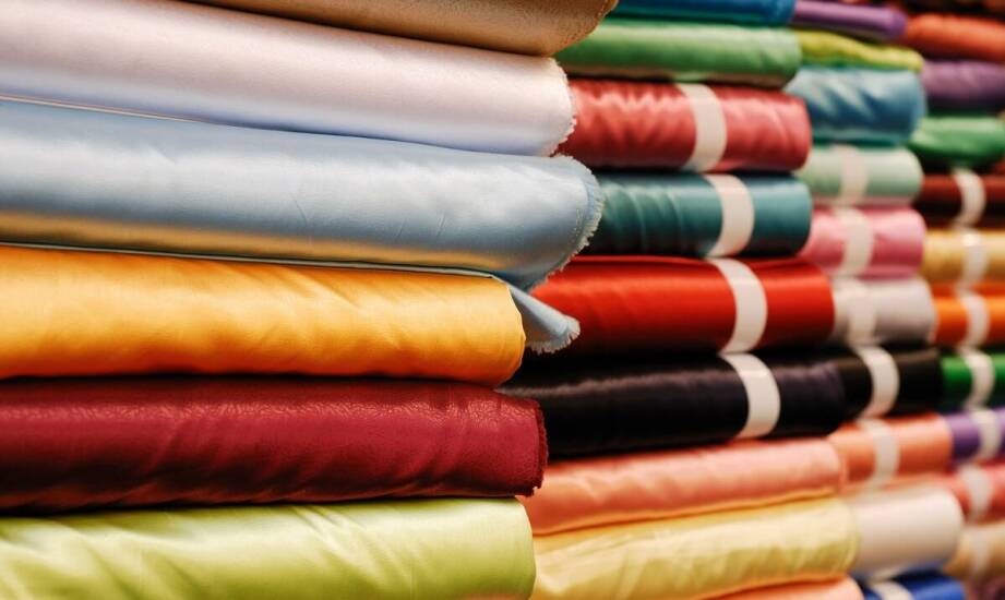 Kreszowanie tkanin: mechaniczne, chemiczne i termiczne metody