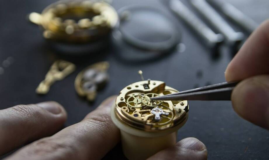 Jakie usługi oferuje zegarmistrz złota w zakresie personalizacji zegarków?