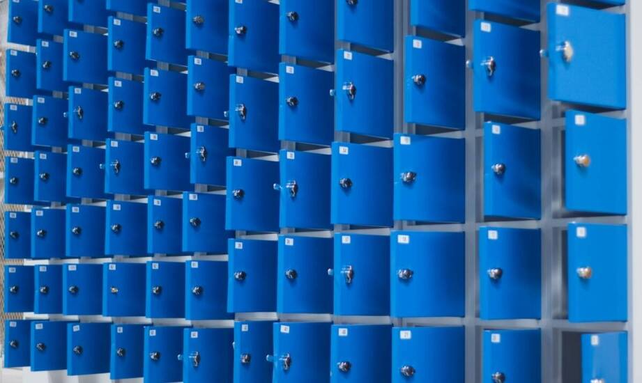 Metalowe szafki zamykane na klucz – niezawodne rozwiązanie dla szkół i uczelni