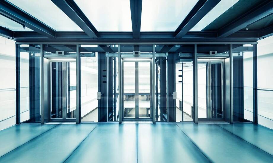 Jakie są korzyści z wyboru drzwi z automatycznym systemem zamykania?