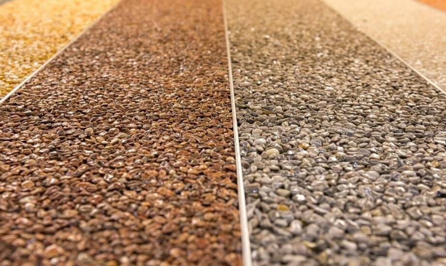 Odporność posadzek dekoracyjnych z żywicy na czynniki chemiczne i mechaniczne