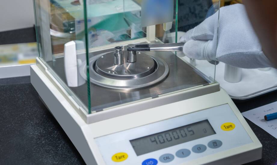 Porównanie różnych typów wag laboratoryjnych dla branży naukowej