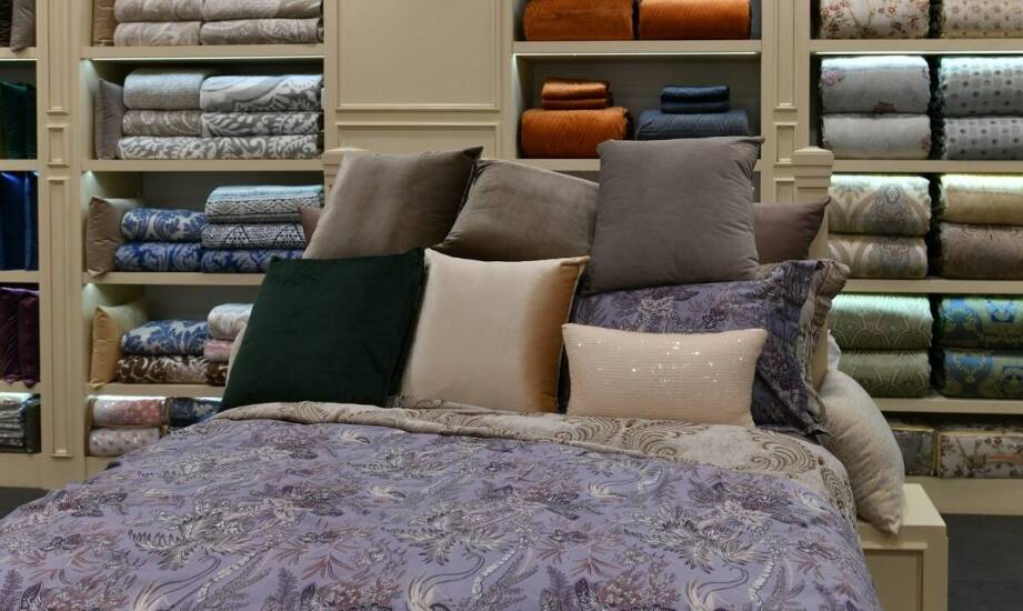 Ozdobne poszewki na poduszki 45x45 – jak wybrać idealne materiały?