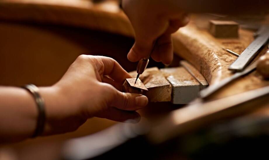 Grawerowanie na biżuterii – jakie możliwości oferuje zegarmistrz w Zatorze?