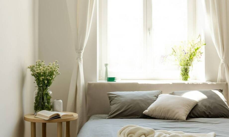 Zalety materacy kieszeniowych sprężynowych w łóżkach dwuosobowych