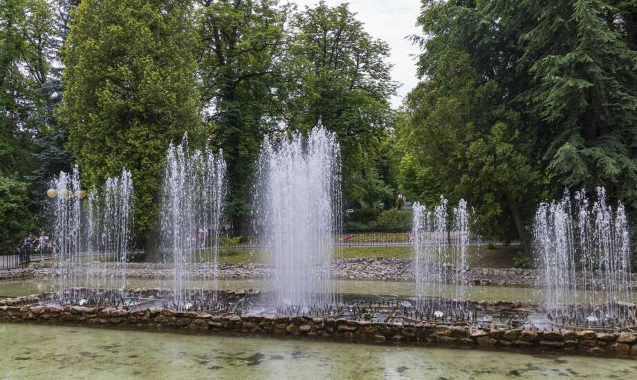 Techniki montażu fontann pływających z oświetleniem – co warto wiedzieć?