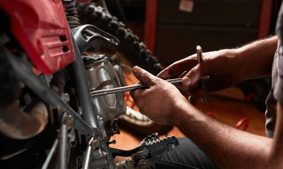 Przewodnik po konserwacji silnika do kosiarki – co musisz wiedzieć?