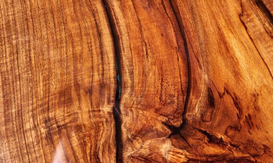 Co wpływa na ostateczny cennik politurowania mebli?