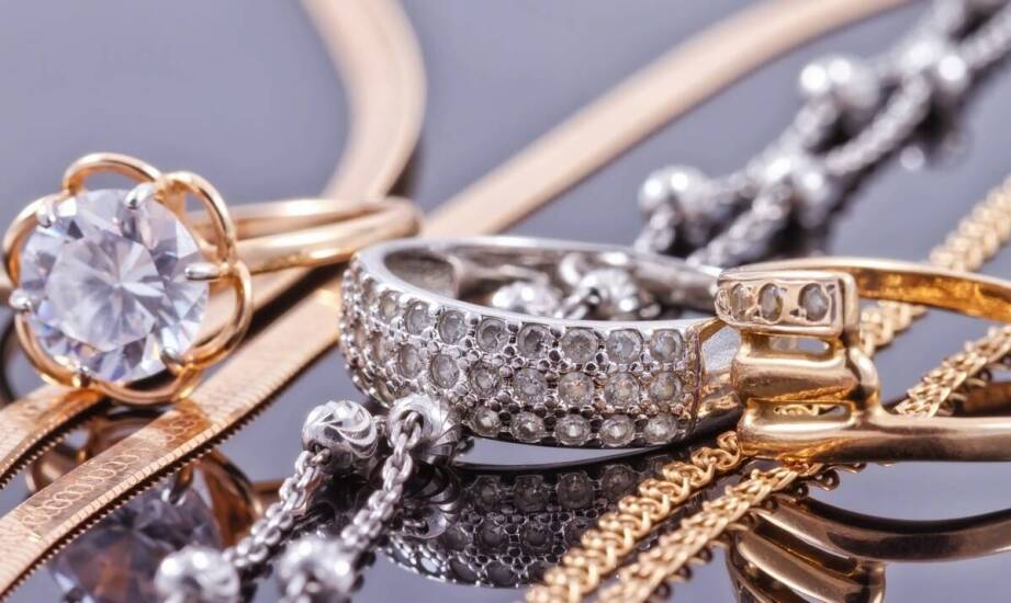 Jak srebrne zawieszki do bransoletek mogą podkreślić Twój styl?