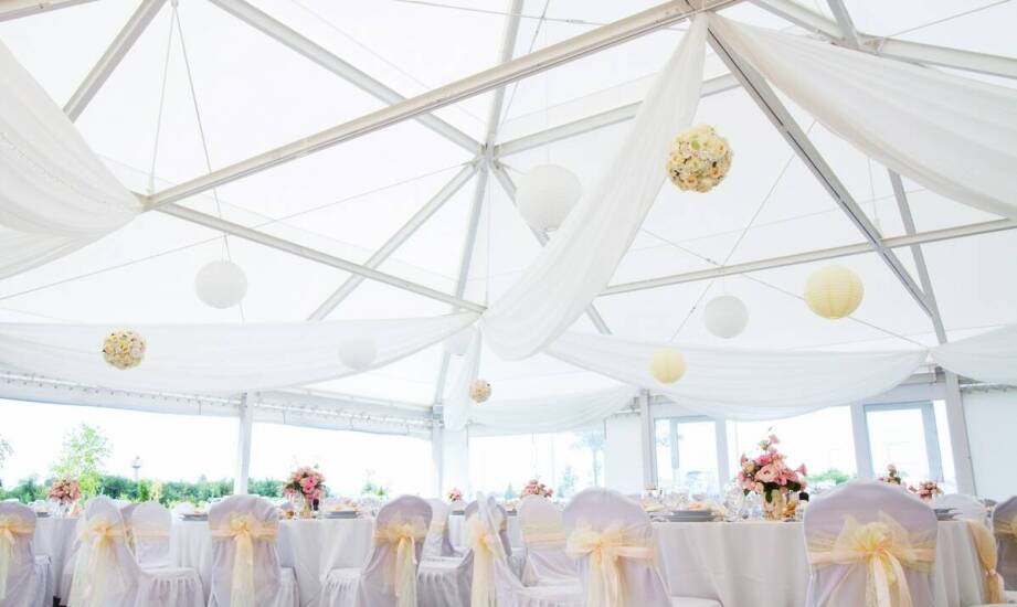 Zastosowanie hal namiotowych w organizacji tematycznych przyjęć weselnych