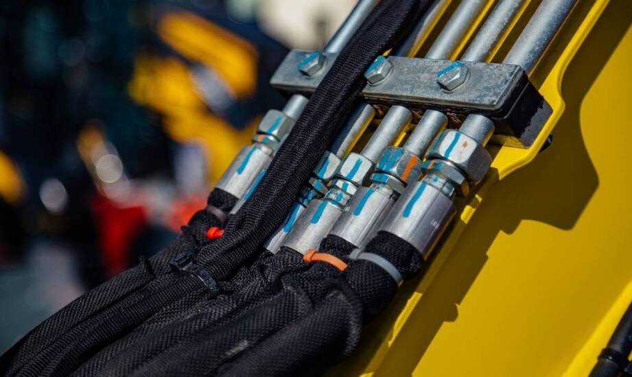 Rola długich węży spustowych w pojemnikach do betonu – jak wpływają na bezpieczeństwo operatorów?