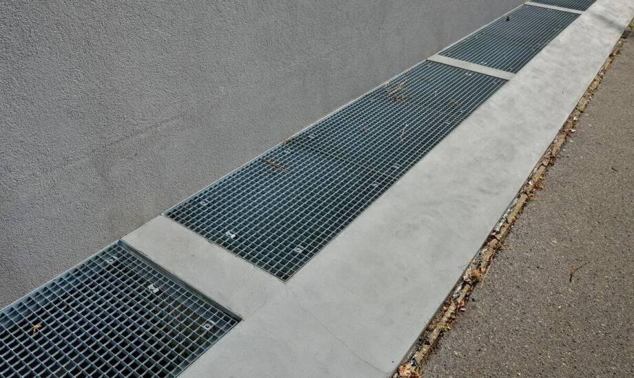 Porównanie różnych rodzajów kratek ściekowych podłużnych pod kątem trwałości i kosztów