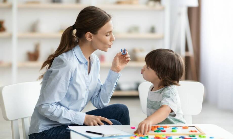 Jakie korzyści przynosi współpraca z neurologopedą dla dzieci z autyzmem?