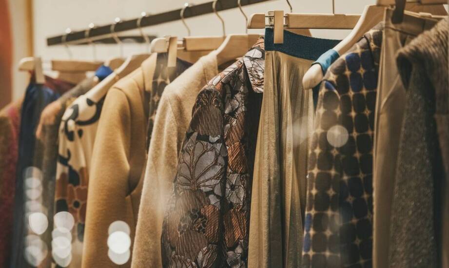 Jakie materiały dominują w produkcji narzutek damskich?