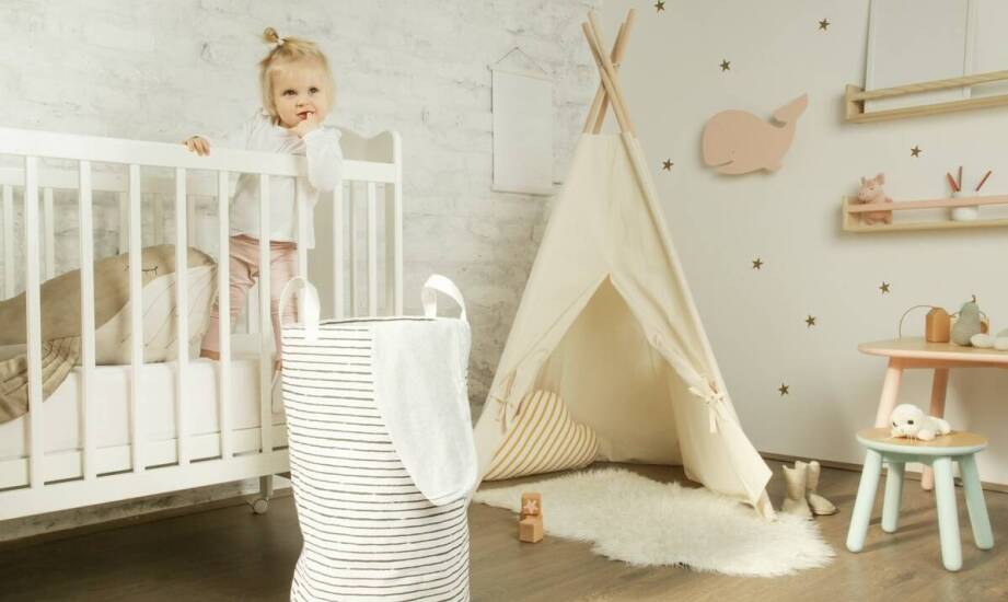 Łóżeczka dziecięce z naturalnego drewna – dlaczego warto postawić na sosnę?