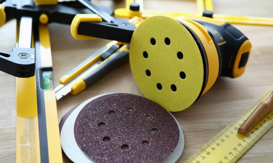 Jak nowoczesne szlifierki walcowe wspierają proces odnawiania drewna?