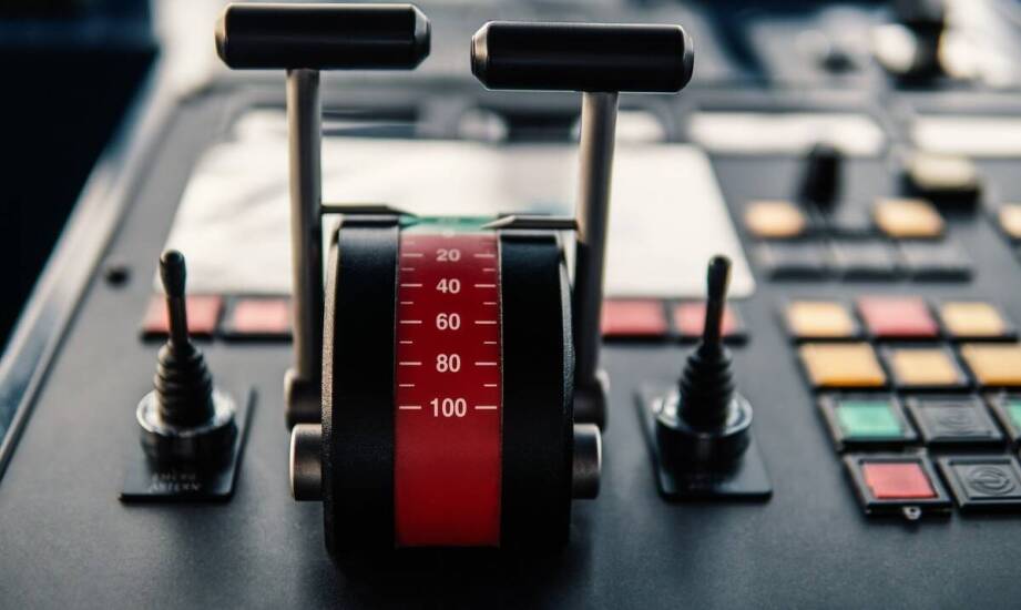 Praca na nowoczesnych jednostkach: Jakie technologie wspierają załogę?