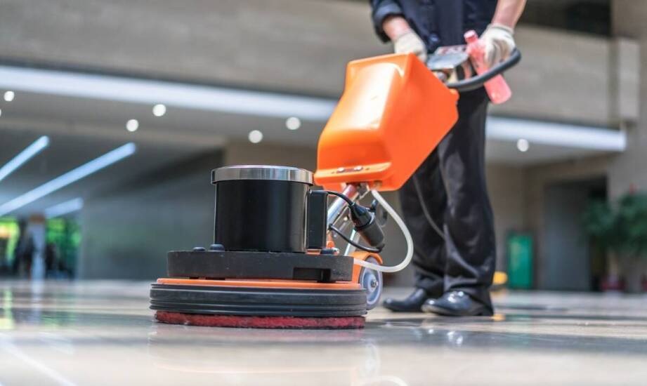 Jak maszynowe mycie podłóg poprawia efektywność sprzątania?