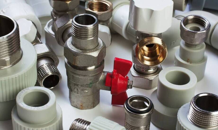 Jak odpowiednia selekcja materiałów wpływa na jakość produktów instalacyjno-sanitarnych?