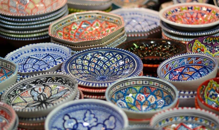 Jakie zalety mają ręcznie malowane kubki ceramiczne?