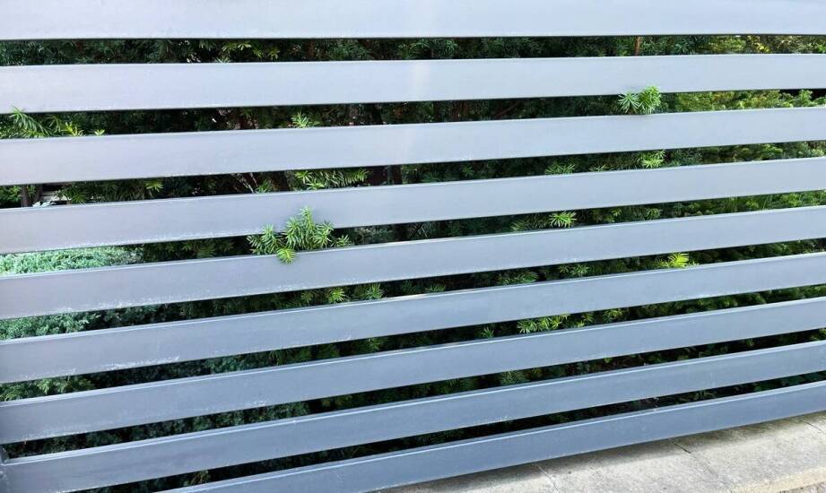 Jak dobranie odpowiedniej bramy przesuwnej wpływa na komfort użytkowania posesji?