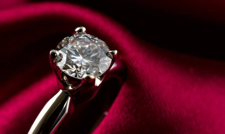 Personalizacja pierścionka zaręczynowego – jak wybrać odpowiedni kształt i styl?