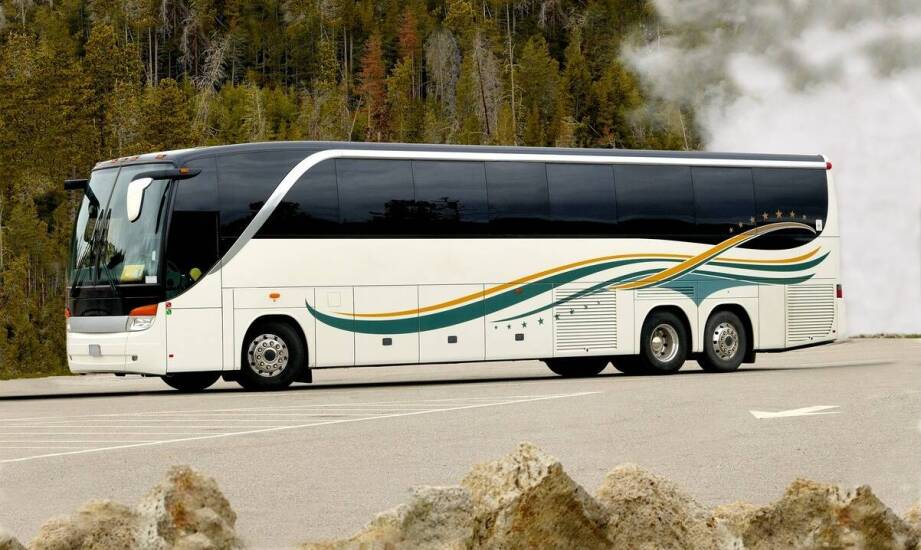 Zalety wynajmu autokarów z systemami monitorowania GPS