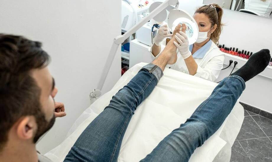 Jak roczna szkoła policealna wspiera rozwój umiejętności praktycznych przyszłych podologów?