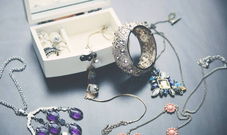 Jakie dodatki najlepiej komponują się z odzieżą z naszego butiku?