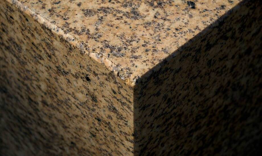 Właściwości techniczne schodów z granitu strzegom – co warto wiedzieć przed zakupem?