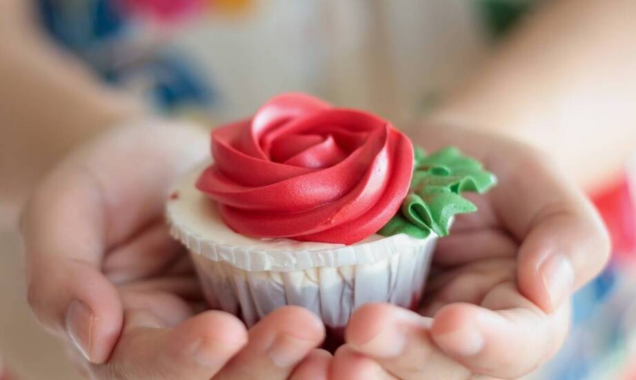 Sztuka tworzenia kwiatów z izomaltu – krok w stronę eleganckich dekoracji cukierniczych