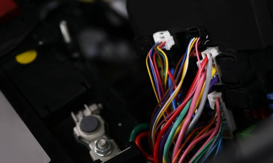 Jakie są najważniejsze aspekty techniczne przy wyborze kabli do ładowania akumulatora?