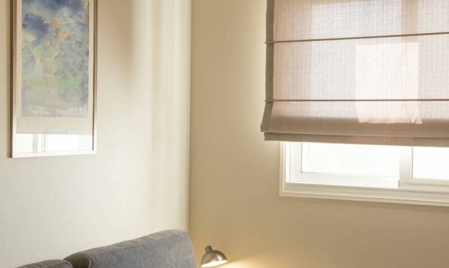 Zalety rolety 40x100 przy aranżacji przestrzeni małych mieszkań