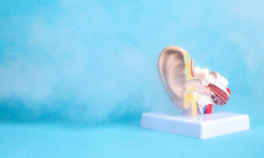 Jakie są różnice między chirurgiczną a niechirurgiczną korekcją uszu?