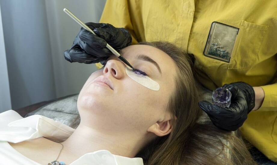 Jakie są różnice w trwałości efektów pomiędzy laminacją a innymi zabiegami na rzęsy?