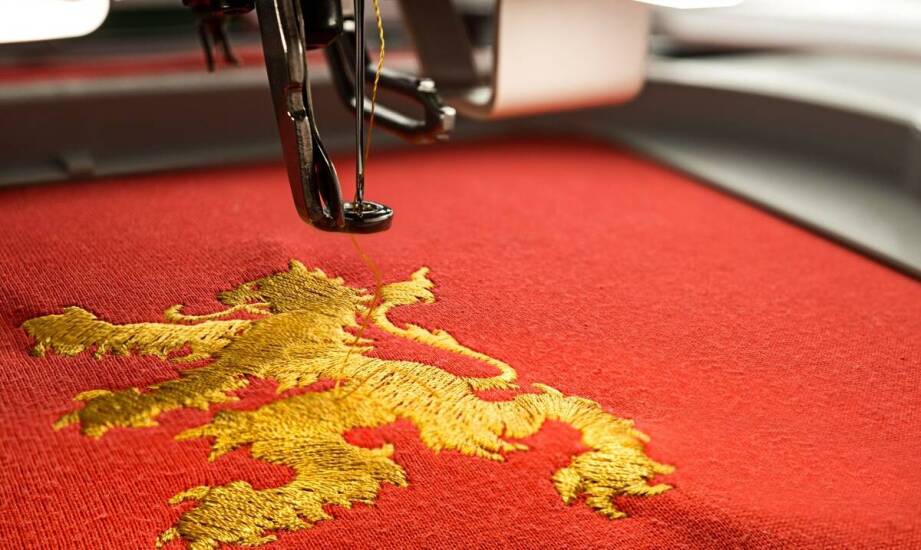 Proces zamawiania ręcznie haftowanego sztandaru: od wizji do realizacji