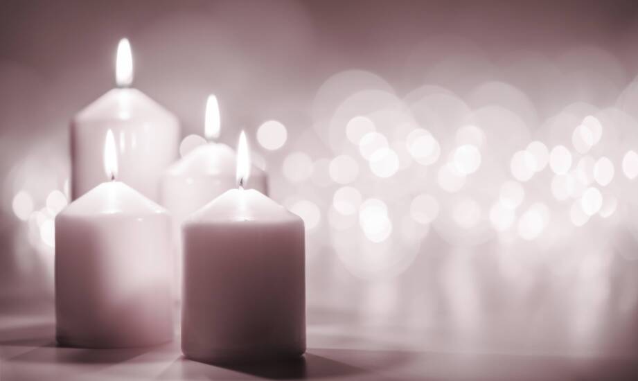 Porównanie różnych rodzajów świec adwentowych dostępnych na rynku