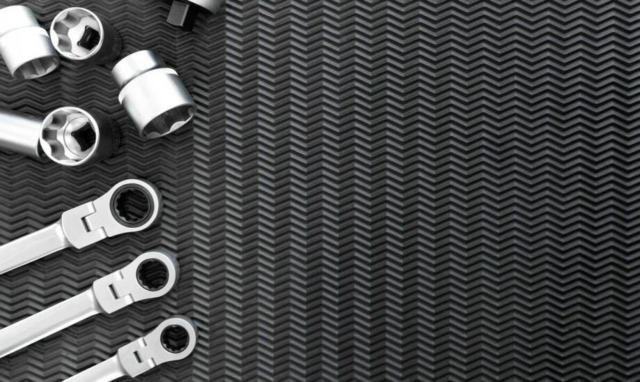 Jakie są wyzwania związane z użytkowaniem klucza dynamometrycznego elektrycznego?