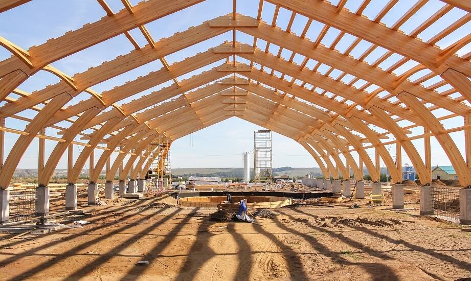 Jak drewno klejone wpływa na trwałość i estetykę hal drewnianych?