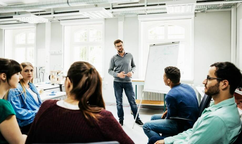 Jakie są różnice między teatrem a filmem omawiane na kursie aktorstwa filmowego?