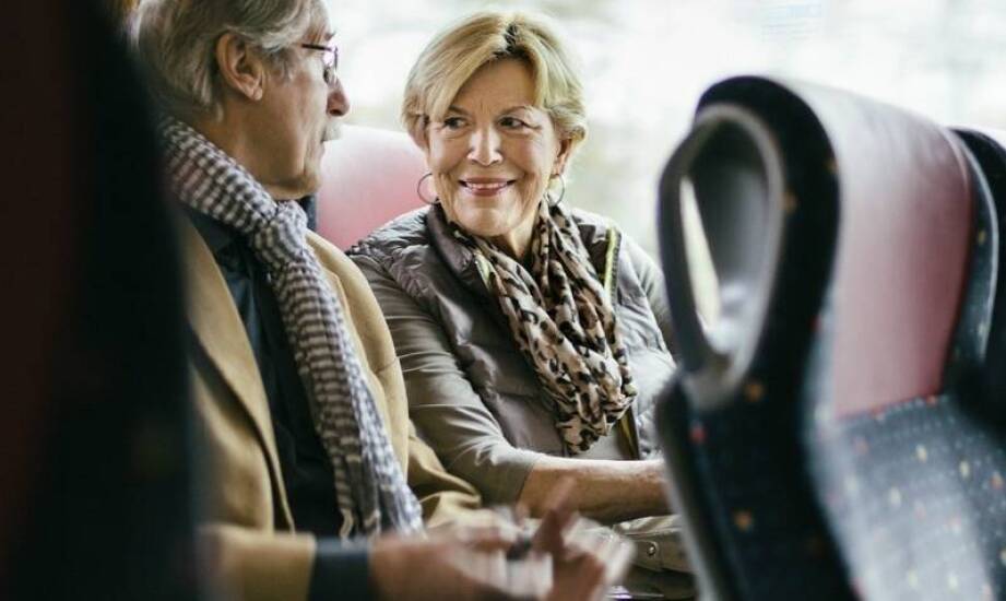 Jakie technologie wspomagające bezpieczeństwo oferują busy TScars?