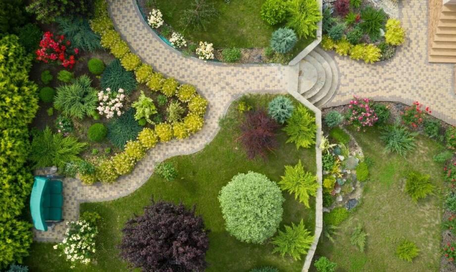 Aranżacja przestrzeni przed domem dla różnych grup odbiorców – co warto uwzględnić?